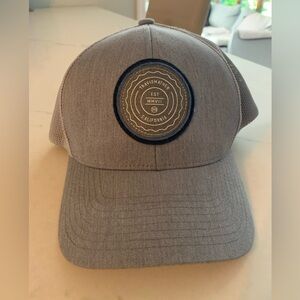 Travis Mathew THE PATCH SNAPBACK HAT Heather Gray Baseball Cap with Logo Golf